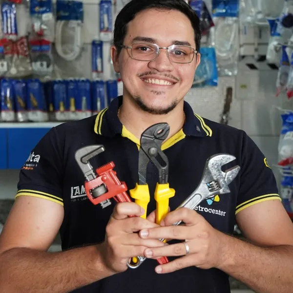 Vendedor da Eletrocenter segurando ferramentas manuais