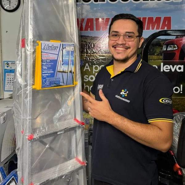 Vendedor ao lado de uma escada de alumínio na Eletrocenter