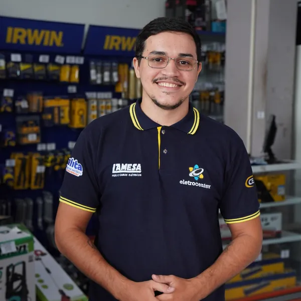 Vendedor uniformizado no corredor de ferramentas da Eletrocenter